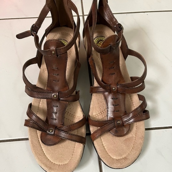 Earth Spirit Sandal size 10. brown. in like new condition , only worn once. - Picture 3 of 5